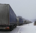 На Калужском шоссе в Туле из-за снегопада буксуют фуры