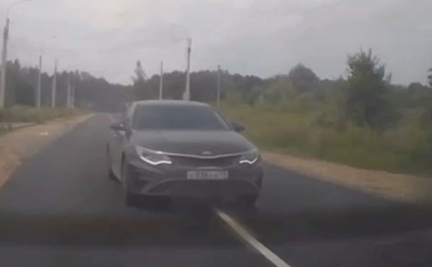 Под Тулой водитель Kia пошел на опасный обгон в лесу
