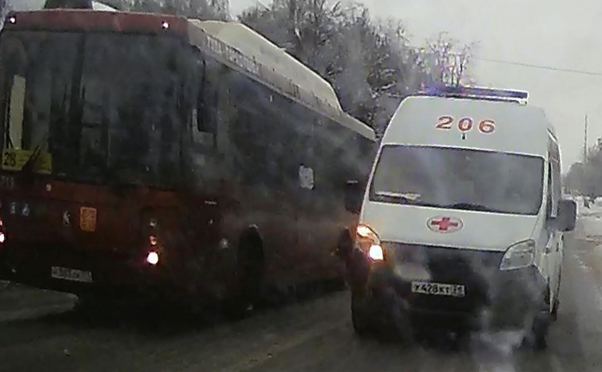 В Туле автобус и скорая «поспорили» на ул. Кутузова