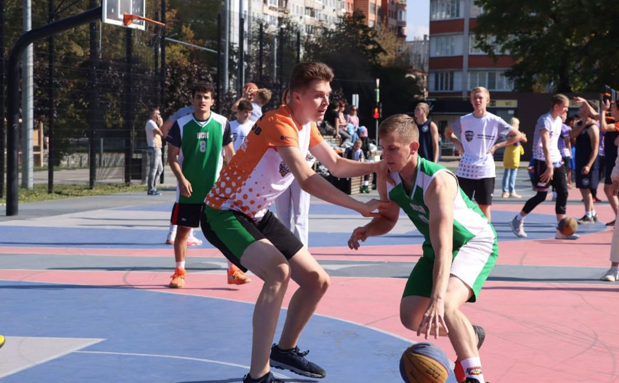 В Туле школьные и студенческие команды соревнуются в баскетболе 3х3