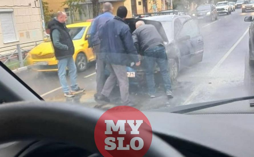 В Туле водитель своими силами потушил легковушку возле автовокзала 