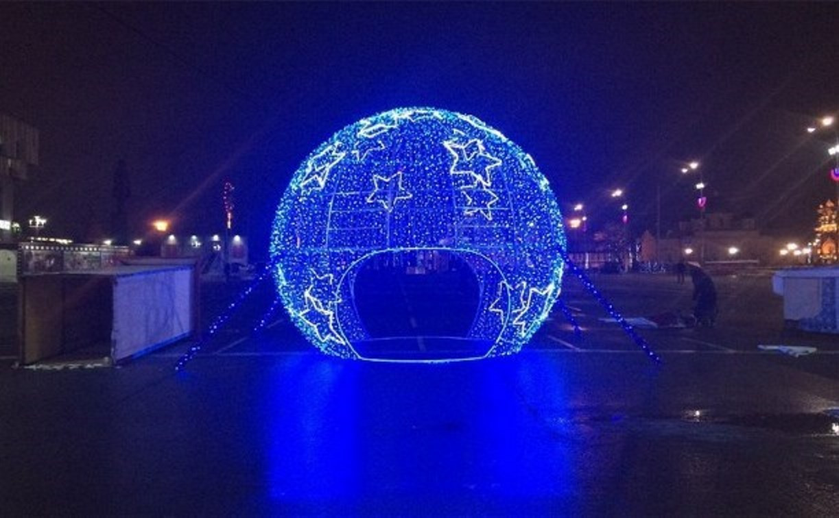 Любители селфи сломали огромный новогодний шар на площади Ленина