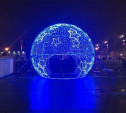 Любители селфи сломали огромный новогодний шар на площади Ленина