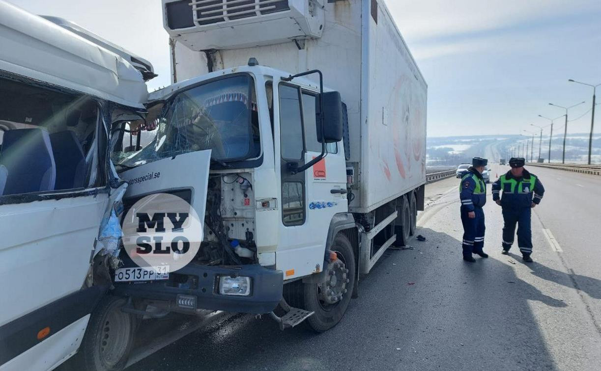 На трассе М-2 в Тульской области в ДТП с пассажирским автобусом пострадали 7 человек 