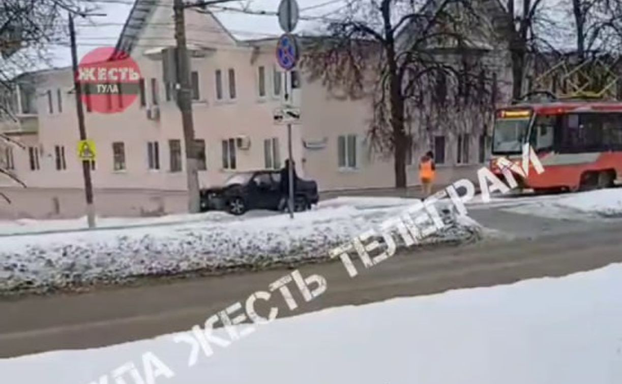 На улице Металлургов в Туле машина влетела в столб