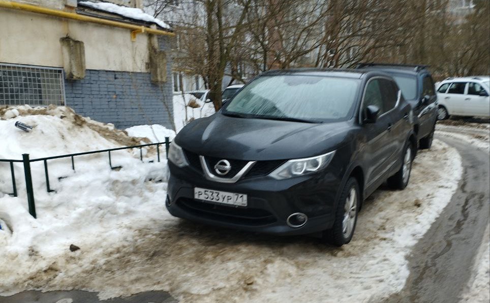 На ул. Фрунзе водители облюбовали тротуар