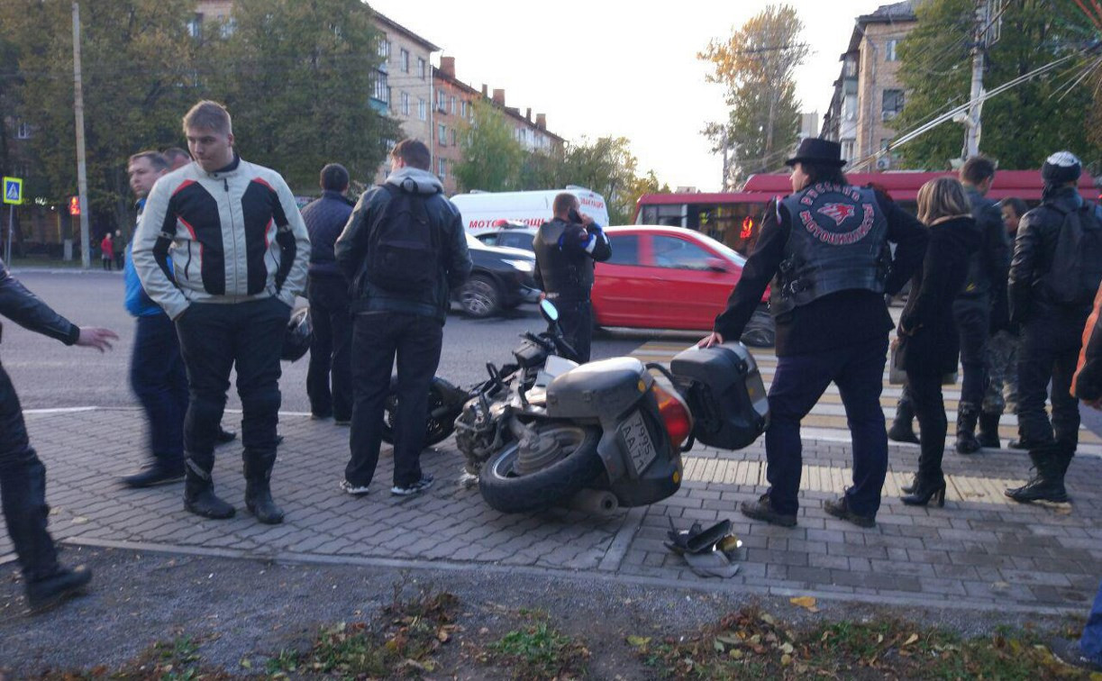 В центре Тулы в разгар закрытия мотосезона в аварию попал мотоциклист