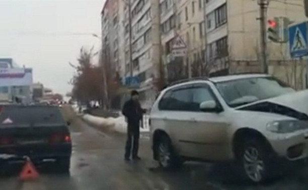 Видео: в Туле водитель BMW врезался в столб, уходя от столкновения с «Ладой»