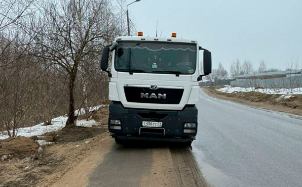 Водителю припаркованного на тротуаре грузовика выписали штраф