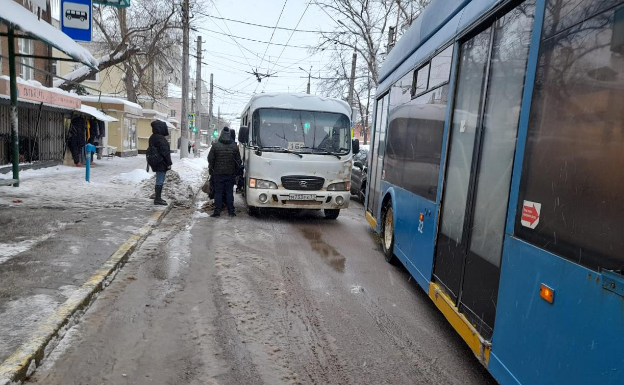 Водители автобусов устроили стоянку на ул. Луначарского: троллейбусы не могут подъехать к остановке