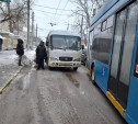 Водители автобусов устроили стоянку на ул. Луначарского: троллейбусы не могут подъехать к остановке
