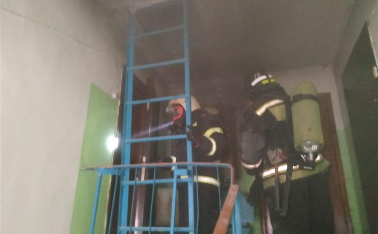 В Суворове спасатели эвакуировали 7 человек из горящего дома
