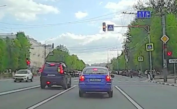 На пр. Ленина водитель кроссовера подумал, а после поехал на красный