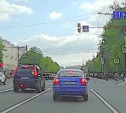 На пр. Ленина водитель кроссовера подумал, а после поехал на красный