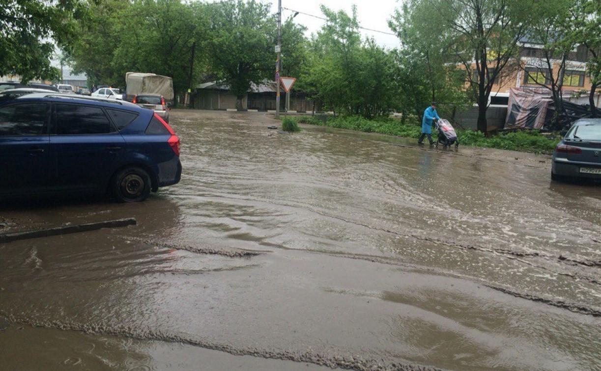 Туляки бьют тревогу: лужа на улице Войкова превращается в «море»