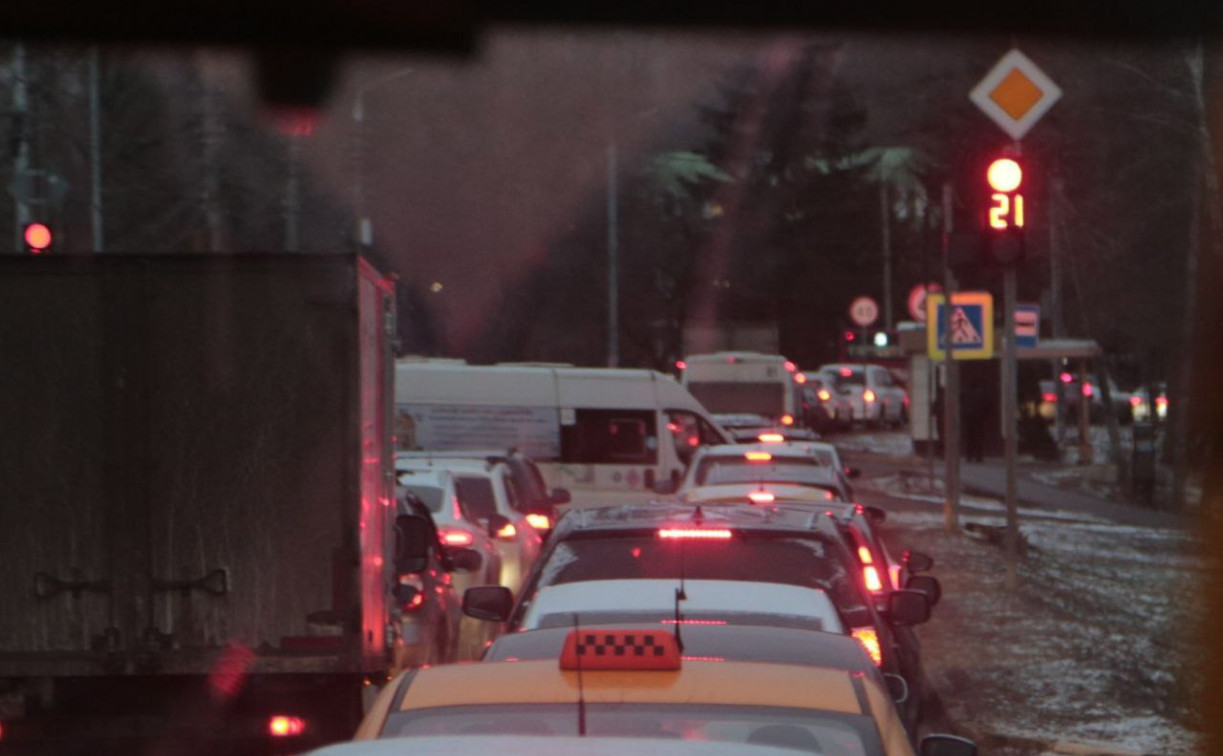 Центр Тулы замер в «багровых» пробках, а цены на такси бьют рекорды