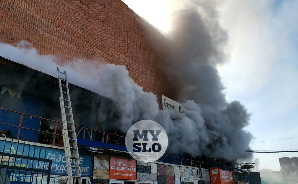 Улица Мосина частично перекрыта из-за пожара в кровельном центре: фото и видео