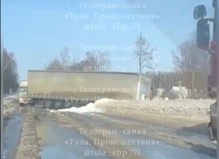 В Тульской области фуру развернуло поперек дороги 