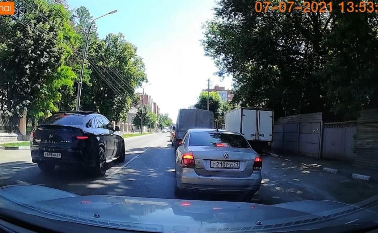 «Накажи автохама»: на ул. Староникитской черный Mercedes гонял по встречной 