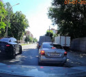 «Накажи автохама»: на ул. Староникитской черный Mercedes гонял по встречной 