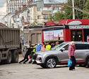 В Туле экскаватор помог вытащить застрявший в яме троллейбус 