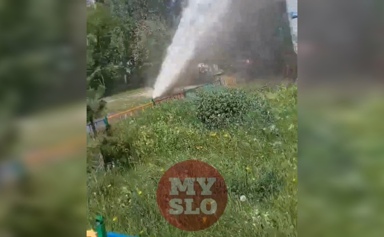На Максимовского в Туле прорвало трубу: фонтан воды бьет в окна высотки 
