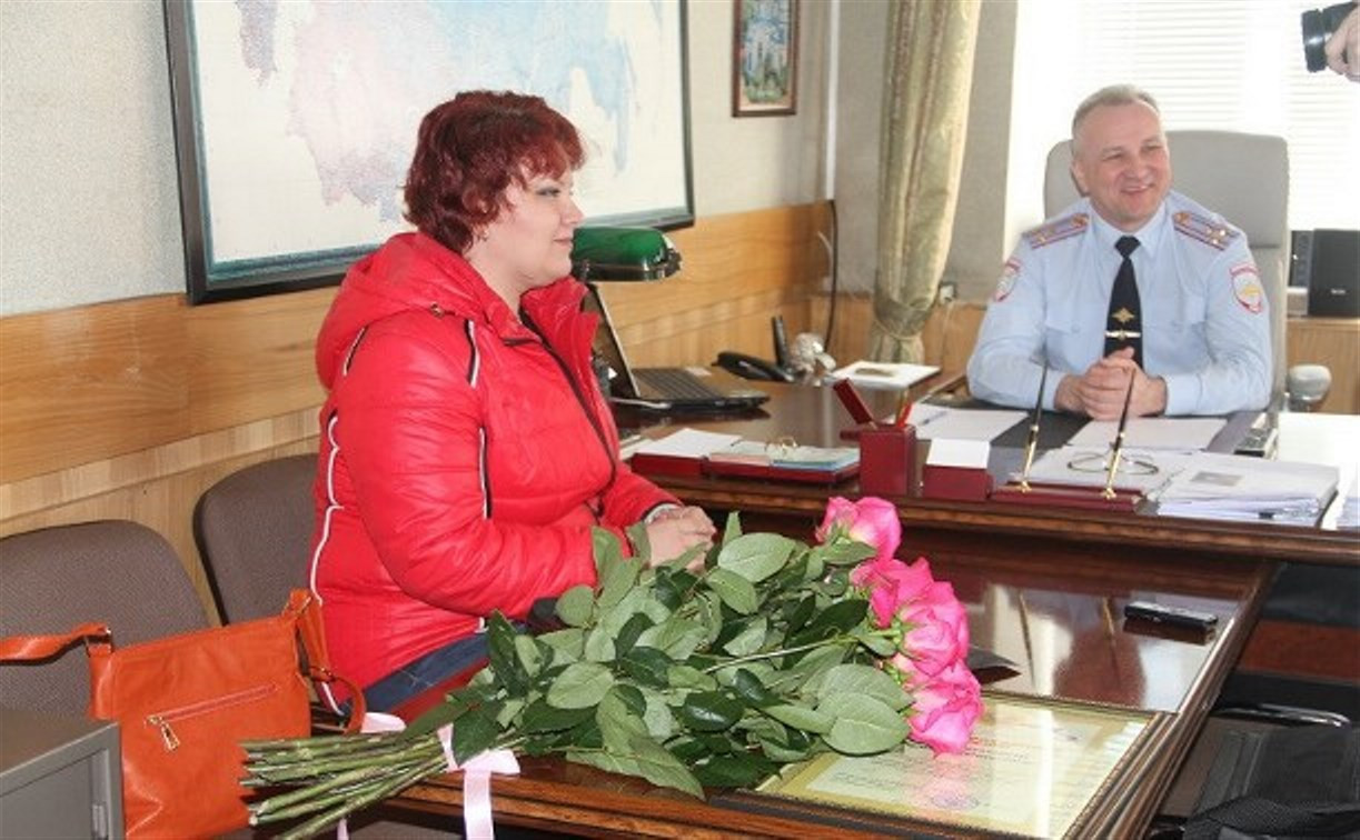Михаил Есаков наградил тулячку за помощь в раскрытии угона
