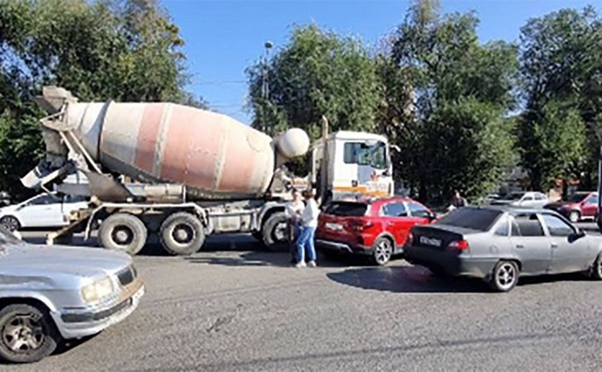 В Туле на улице Оборонной легковушка столкнулась с грузовиком