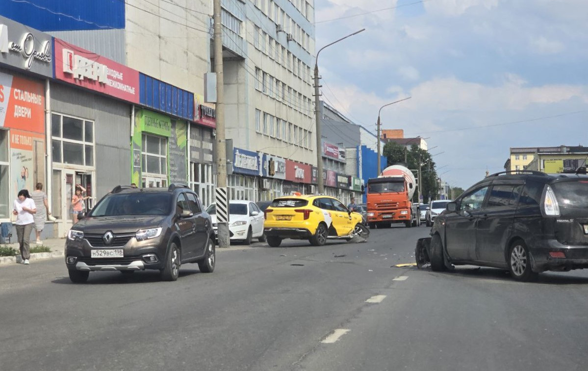 На улице Мосина в Туле Mazda столкнулась с такси
