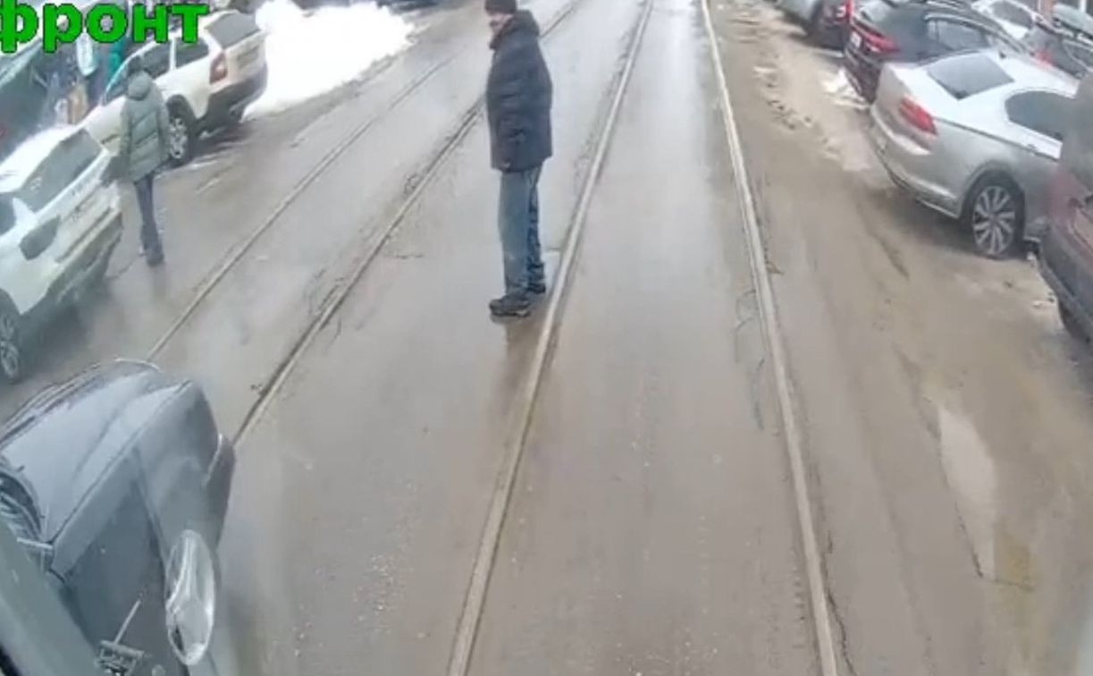 На ул. Коминтерна при обгоне трамвая водитель едва не сбил пешехода