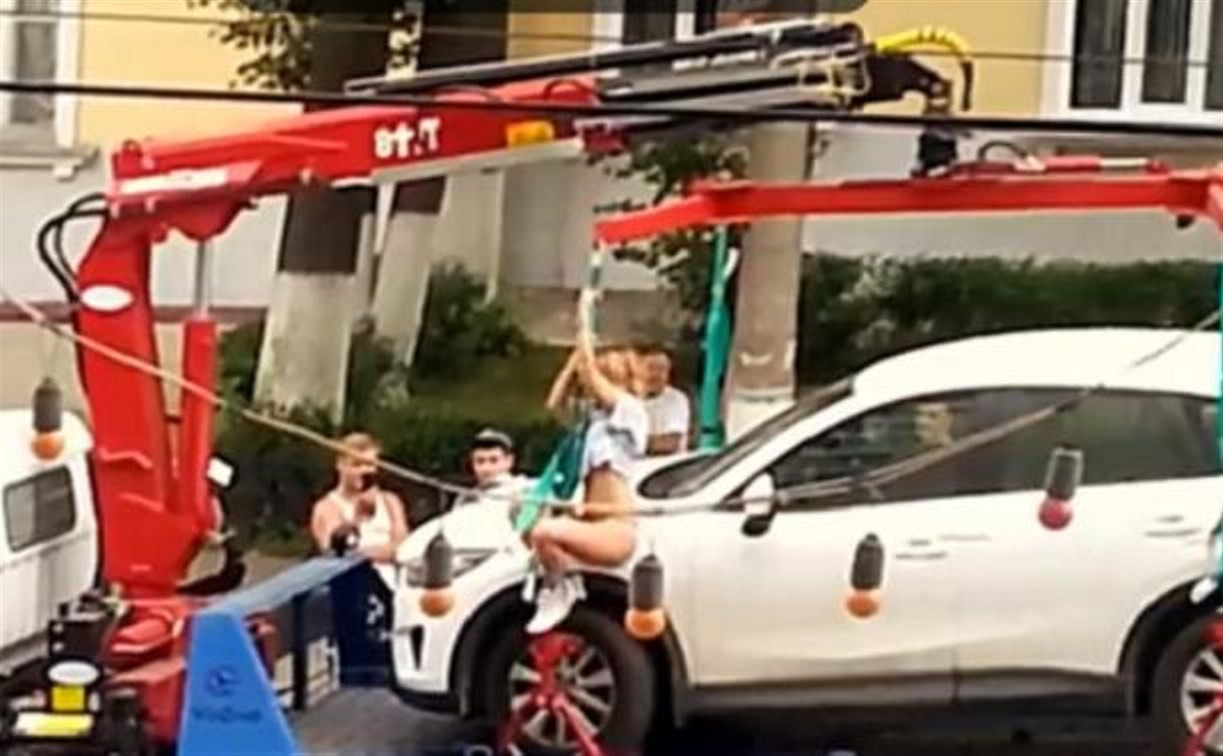Девушка станцевала стриптиз, чтобы ее машину не эвакуировали