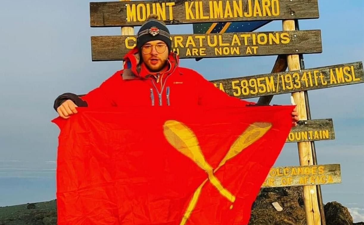 Житель Тульской области водрузил флаг Алексина на Килиманджаро