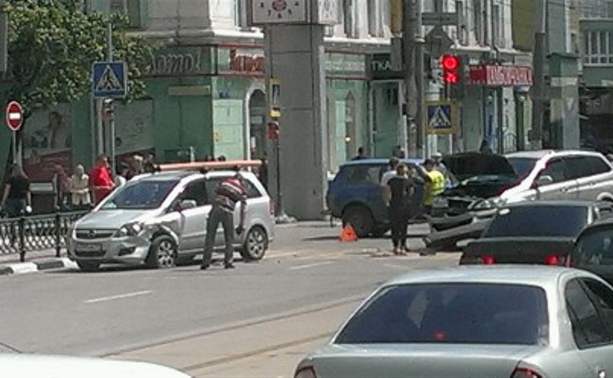В центре Тулы столкнулись два авто