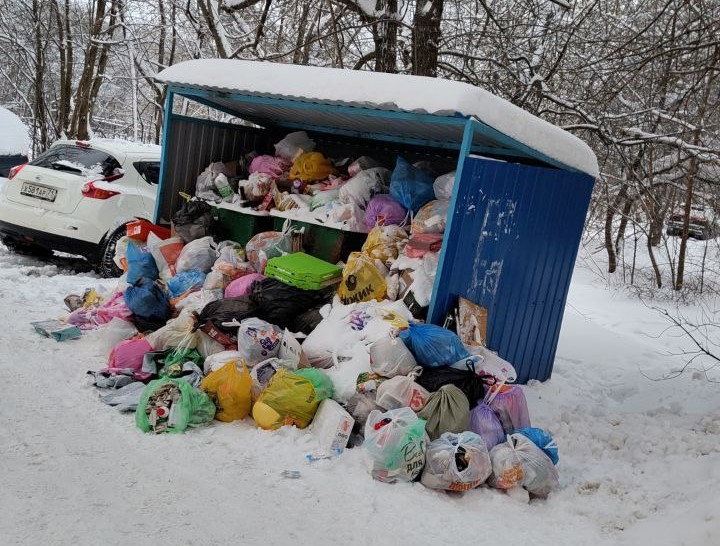 «Ау, «Хартия»! Работать собираетесь?!»: туляки жалуются на утопающие в мусоре дворы