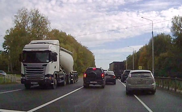 На дороге Тула — Новомосковск водители игнорируют дорожную разметку 