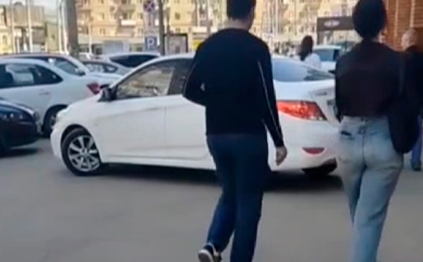 На Красноармейском проспекте людям пришлось уворачиваться от авто