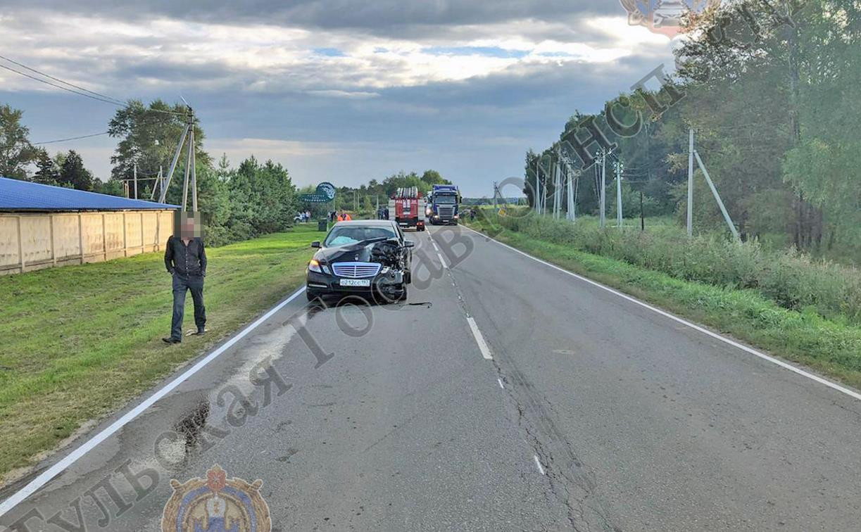 В Алексинском районе Mercedes-Benz сбил мотороллер с подростками