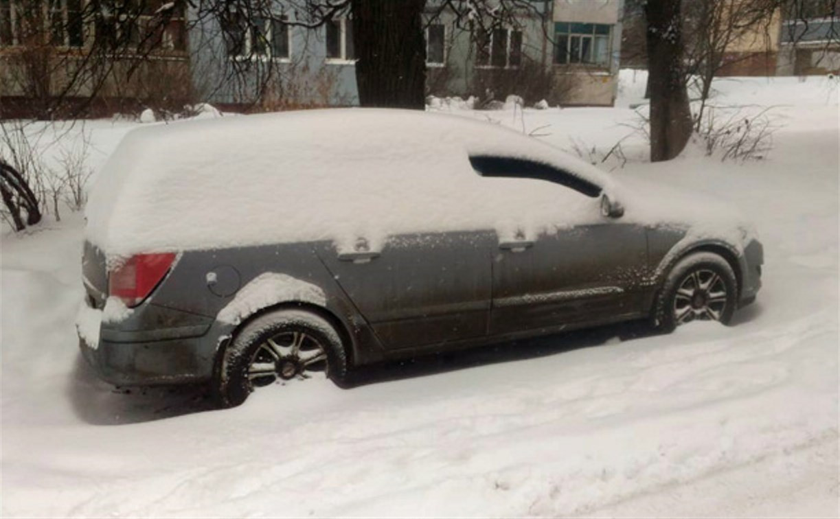В Туле на ул. Ак. Обручева несколько дней стоит автомобиль с открытым окном