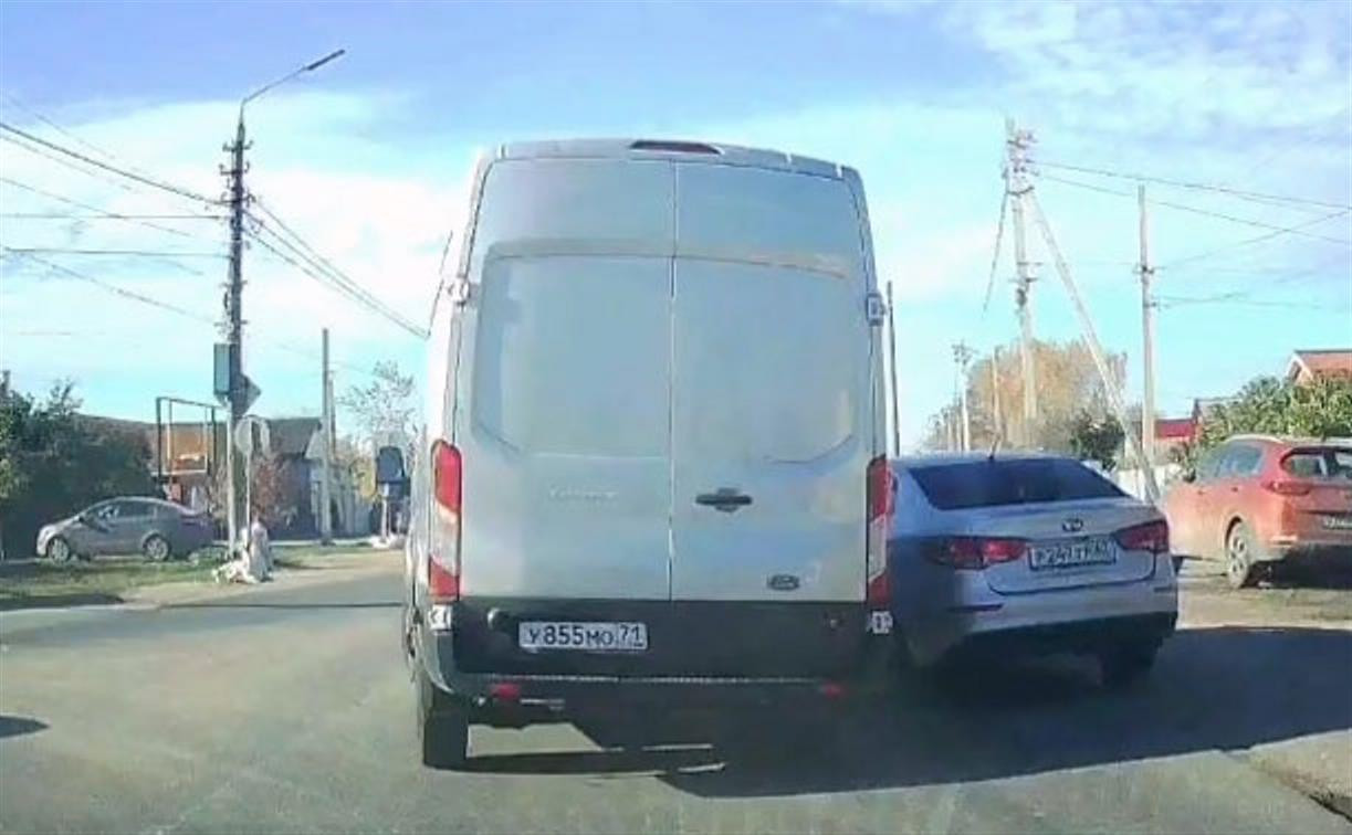 «Накажи автохама»: на ул. Чмутова встретили бешеный фургон, который едва не устроил ДТП