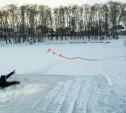 В Белоусовском парке прошла тренировка по «спасению» рыбаков: фоторепортаж