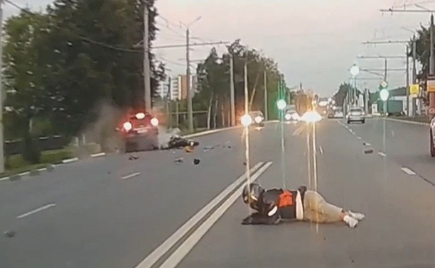 На Московском шоссе в Туле сбили мотоциклиста: запись видеорегистратора
