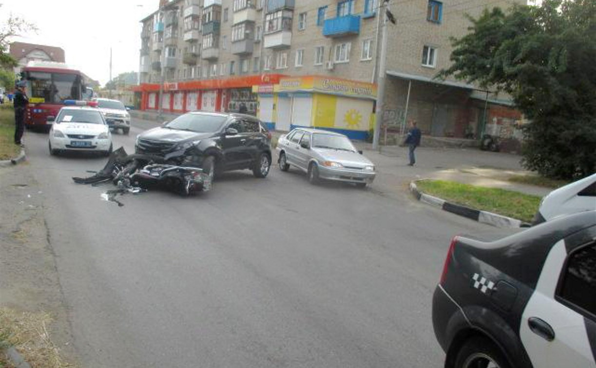 В Туле на улице Кутузова автомобиль «Киа» сбил мотоциклиста