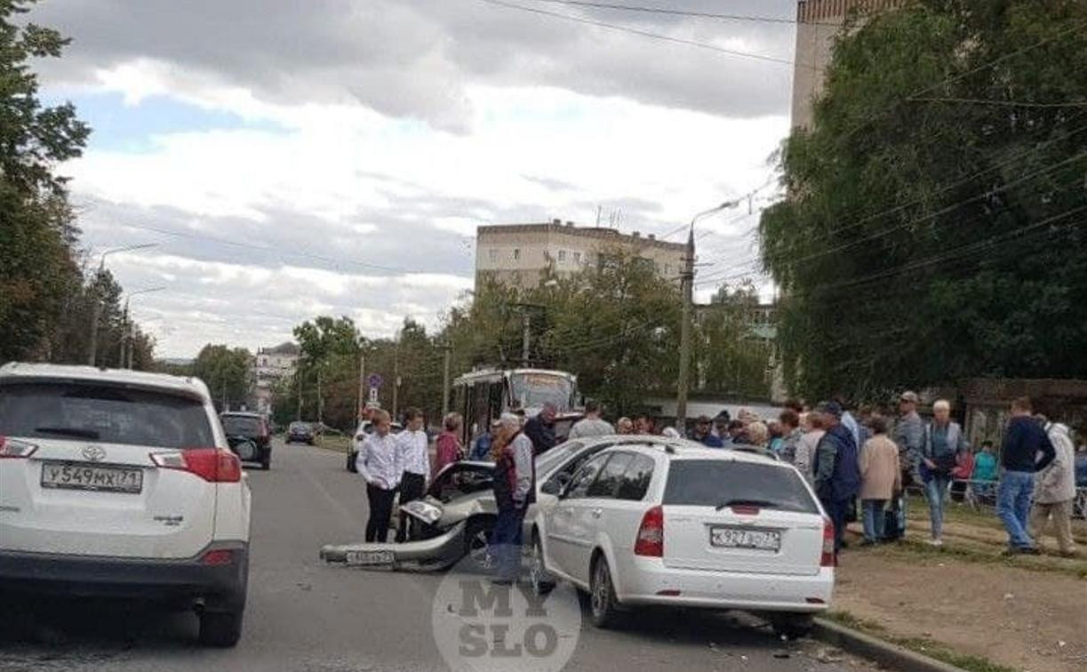 На ул. Металлургов в Туле столкнулись два авто