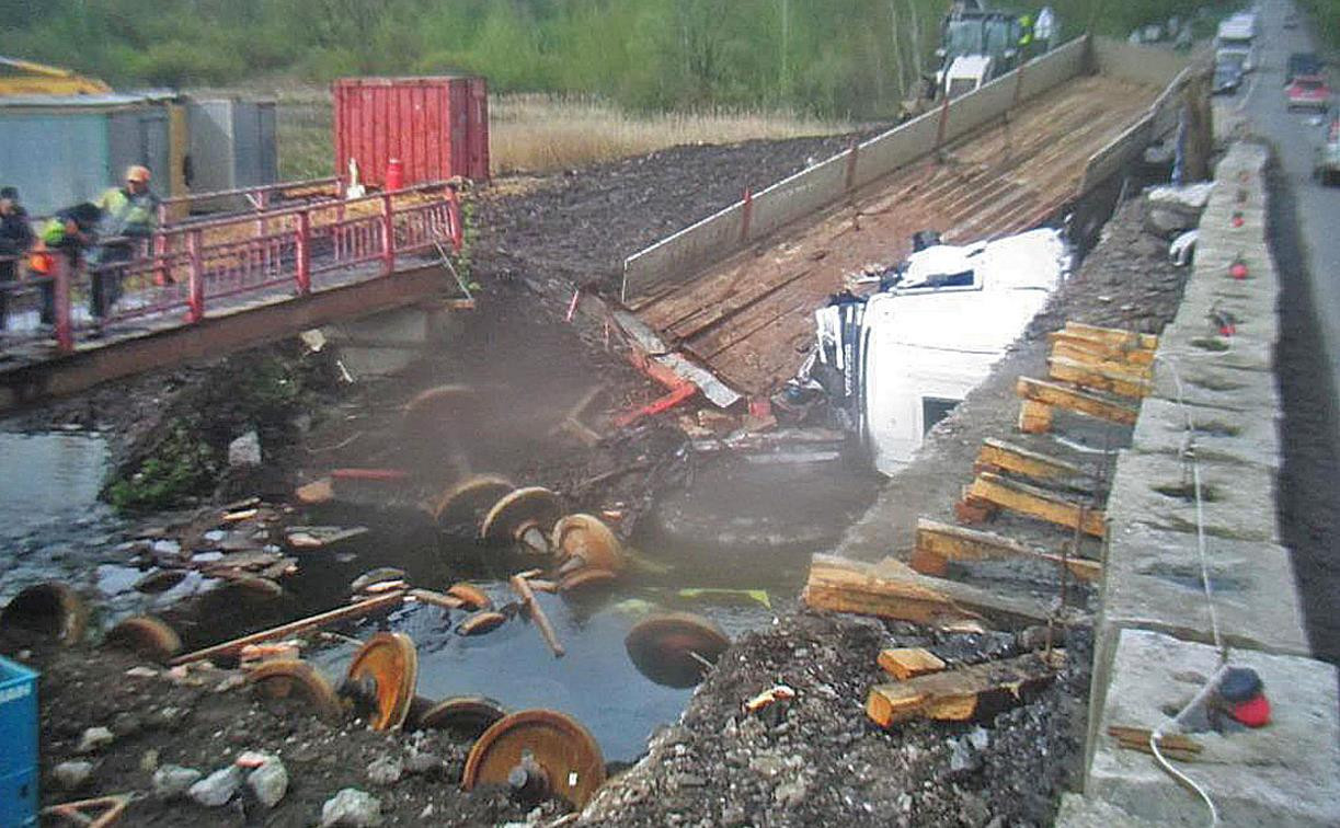 В Новомосковске с ремонтируемого моста упал грузовик