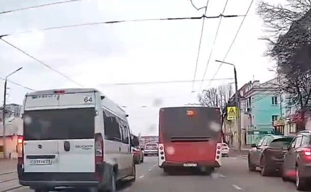 На ул. Октябрьской встретили опасную маршрутку