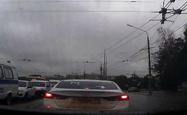 Лихач на Hyundai спровоцировал два ДТП на проспекте Ленина
