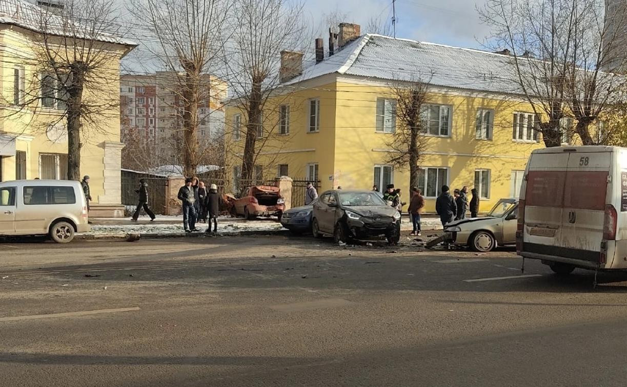 На улице Болдина в Туле произошло массовое ДТП: столкнулись пять машин