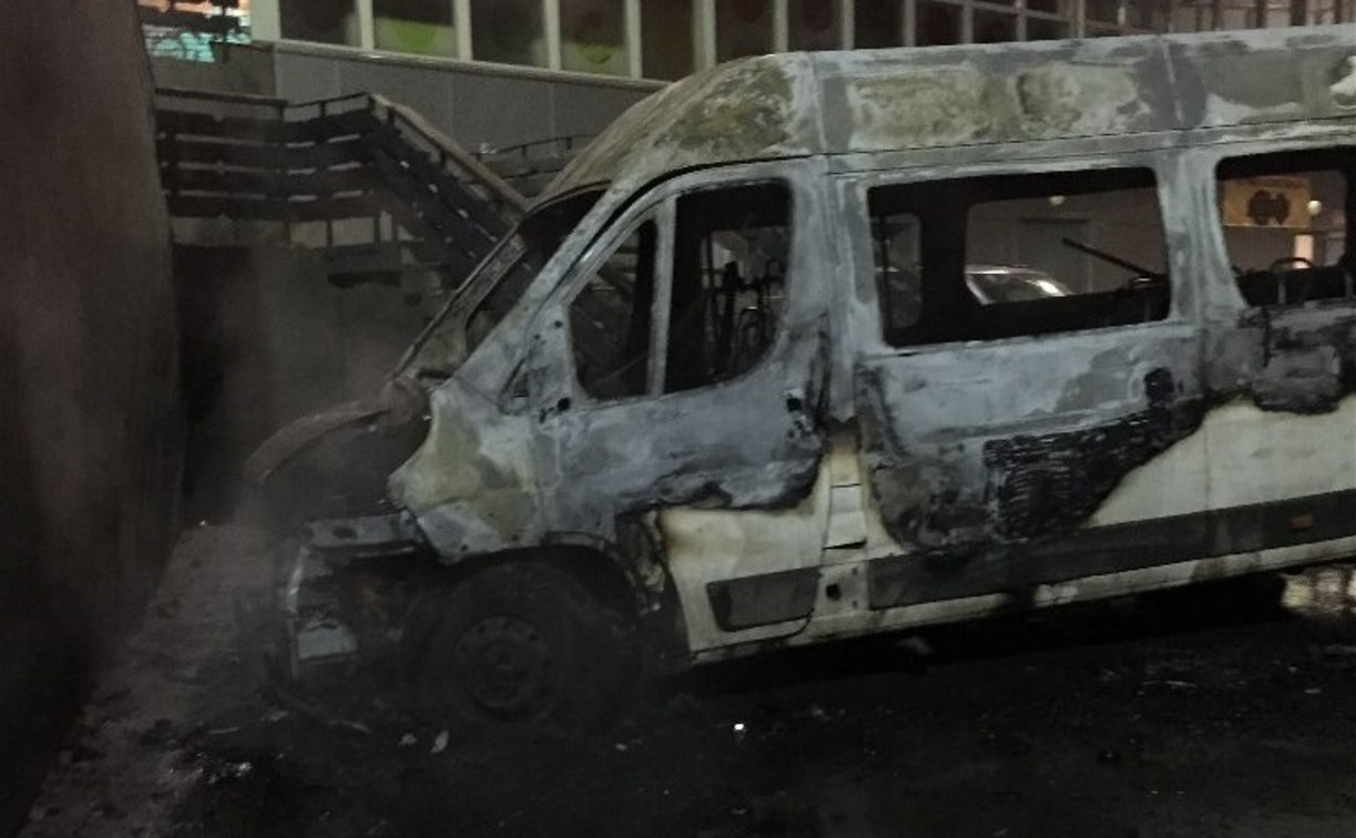 Названа предварительная причина возгорания микроавтобуса на ул. Макаренко в Туле