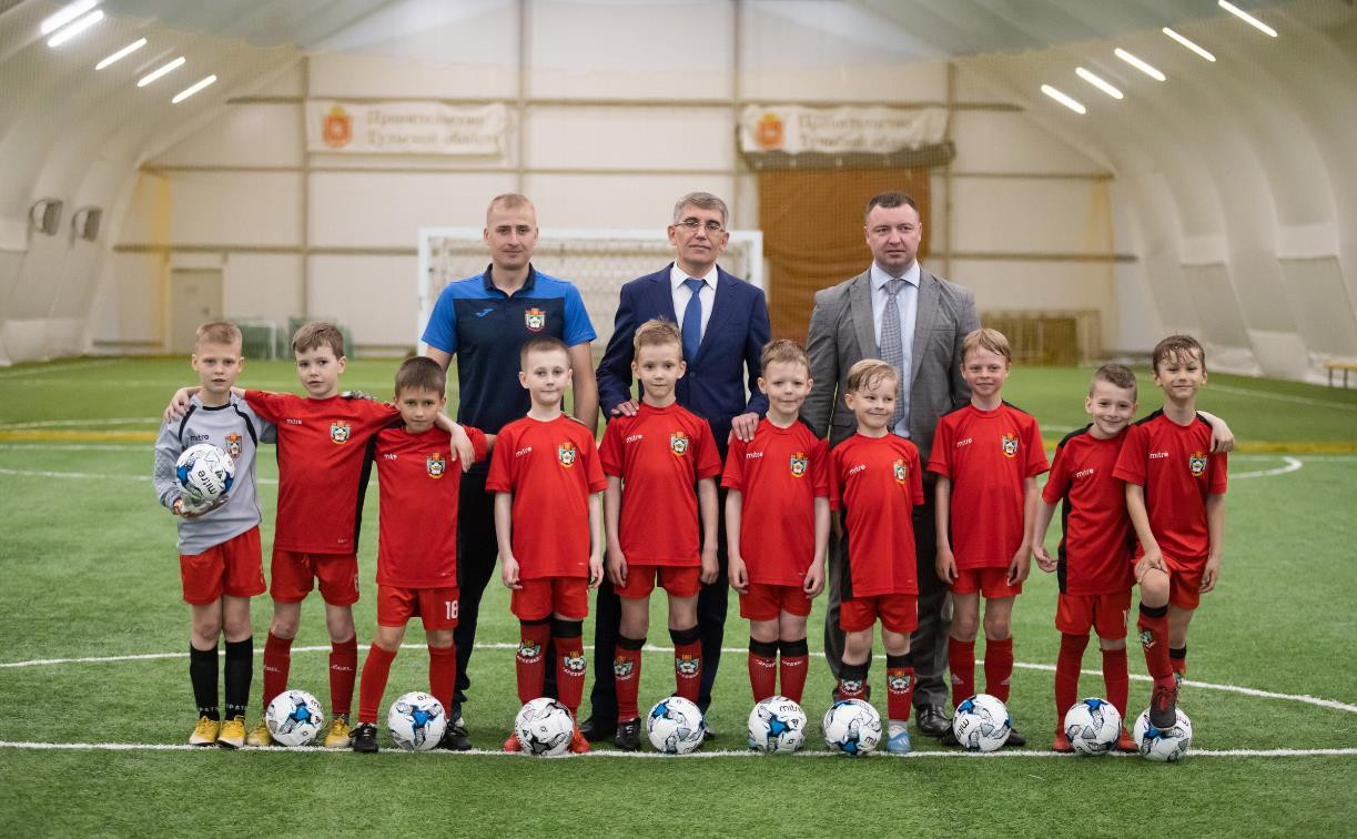 Дмитрий Миляев подарил юным футболистам Тулы мячи для тренировок