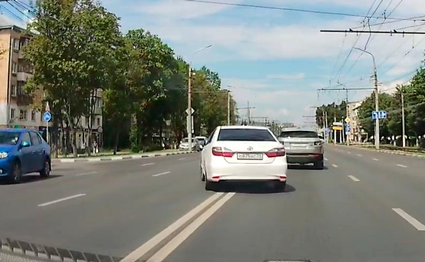 На пр. Ленина водитель Toyota Camry «не спасовал» перед двойной сплошной